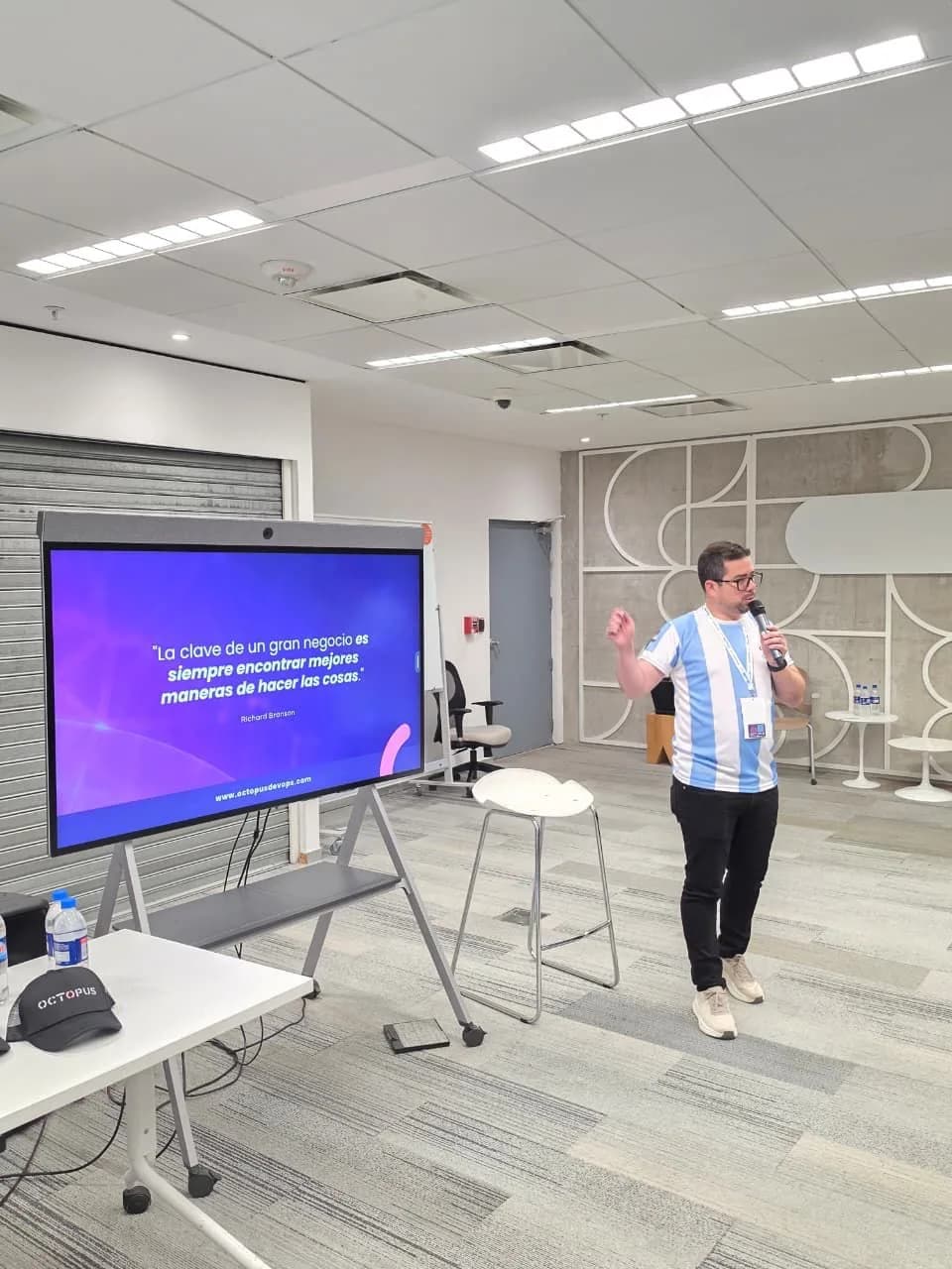 Joseph López durante su charla en DevOpsDays Buenos Aires 2026