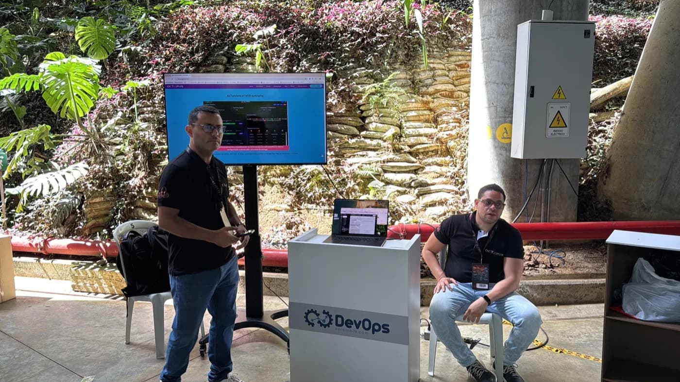 Live Octopus DevOps demonstration at the DevOpsDays Medellín 2026 booth